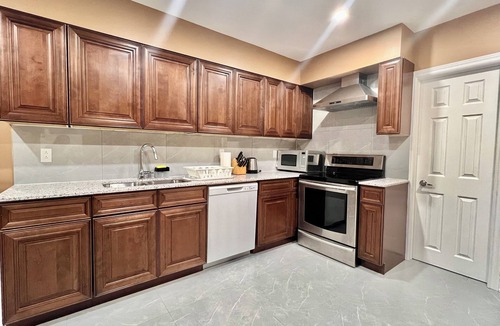 North York House | Upgraded Rooms with Bath 7-min to Subway Near Downsview Rogers Stadium