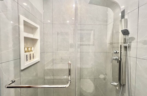 North York House | Upgraded Rooms with Bath 7-min to Subway Near Downsview Rogers Stadium