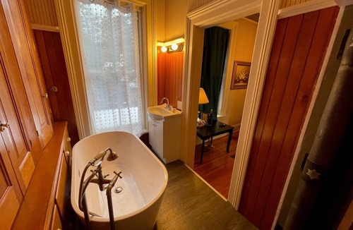 Central Business District Bed & Breakfast | Upjohn House Inn