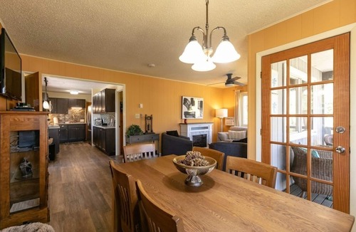 East End - Valley Street Ski Chalet | Upper Berne Chalet 4 Mins to DT AVL, 10 Mins to Blue Ridge Parkway, Dog Friendly