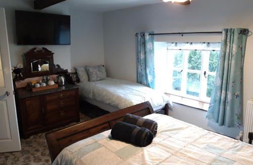 Halfway House Bed & Breakfast | Upper Eyton Farmhouse B&B