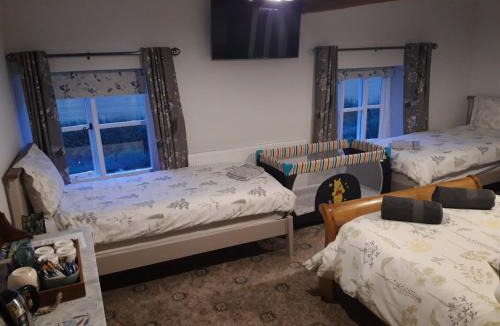 Halfway House Bed & Breakfast | Upper Eyton Farmhouse B&B