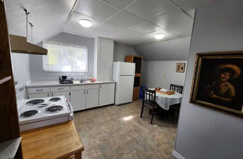Sudbury Apartment | Upper level Central 1 Bedroom apt w/self check in