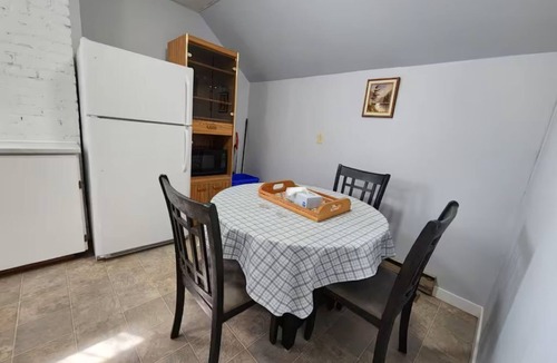 Sudbury Apartment | Upper level Central 1 Bedroom apt w/self check in