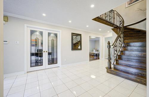 Richmond Hill Villa | Upper-Level Classic House in Richmond Hill