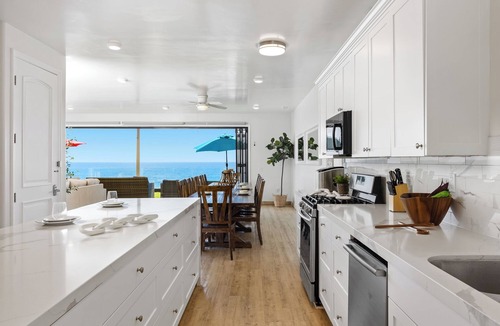 South Oceanside Condo | Upper Level Luxury Oceanfront Condo with a Spa P809-5