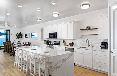 South Oceanside Condo | Upper Level Luxury Oceanfront Condo with a Spa P809-5