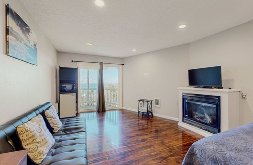 Lincoln City House | Upper Level Studio WiFi Close to Beach Access Dogs Welcome