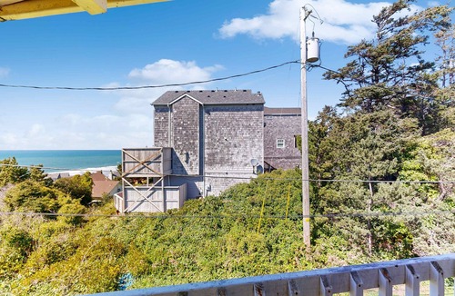 Lincoln City House | Upper Level Studio WiFi Close to Beach Access Dogs Welcome