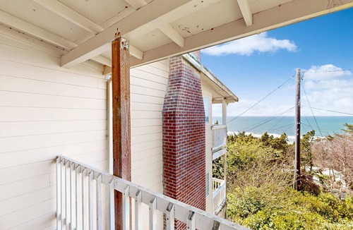 Lincoln City House | Upper Level Studio WiFi Close to Beach Access Dogs Welcome