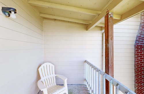 Lincoln City House | Upper Level Studio WiFi Close to Beach Access Dogs Welcome