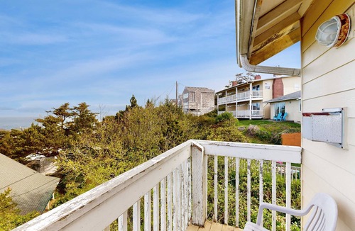 Lincoln City House | Upper-Level Studio with Balcony, Dog-Friendly and Great Ocean Views