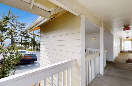 Lincoln City House | Upper-Level Studio with Balcony, Dog-Friendly and Great Ocean Views