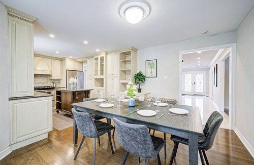 Richmond Hill House | Upper-Level Stylish Classic House in RH