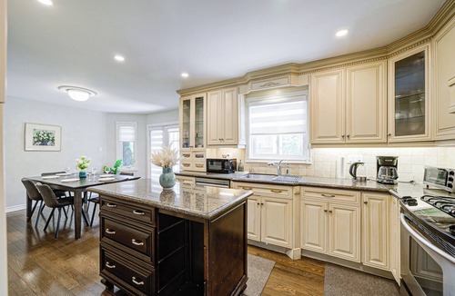 Richmond Hill House | Upper-Level Stylish Classic House in RH