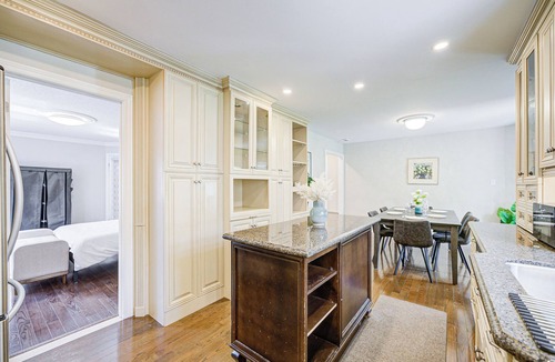 Richmond Hill House | Upper-Level Stylish Classic House in RH