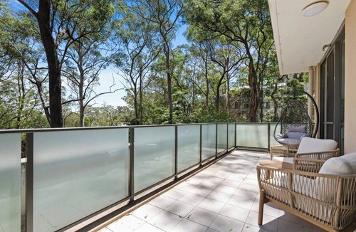 Turramurra Apartment | Upper North Shore Haven A Tranquil Treetop Escape