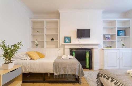 Seafront Hotel | Upper Rock B1 - triple room en-suite