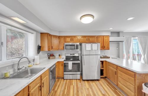 North Creek House | Upper Sleighride 25L - Wrap-Around Deck End Unit