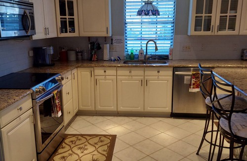 Hyde Park House | Upper Unit With Large Private Back Yard, Patio, Kayaks, Fire Pit, Grill & Nature