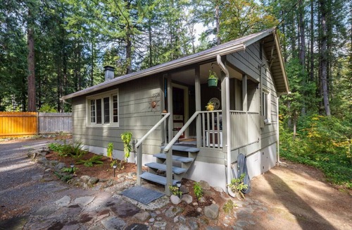 Blue River Cabin | Upriver Nest: Riverfront Oasis