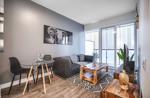 Bay Cloverhill Apartment | Upscale 1BR Apt with Stunning Views, near CN Tower