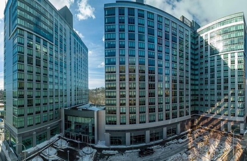 White Plains Apartment | Upscale 1BR in Downtown | Kitchen | Gym | Work Space