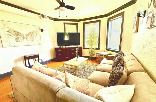 Gage Park Apartment | Upscale 1BR -Near Midway Airport - Free Parking & Fast CTA Access