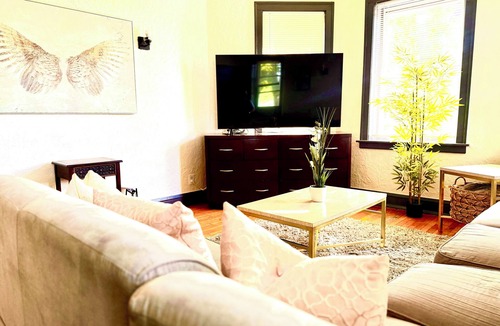 Gage Park Apartment | Upscale 1BR -Near Midway Airport - Free Parking & Fast CTA Access