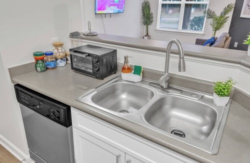 Southwest Raleigh Apartment | Upscale 1BR Suite to Downtown Raleigh