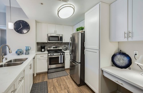 Roseville Apartment | Upscale 2/2 Home in Roseville With Private Garage