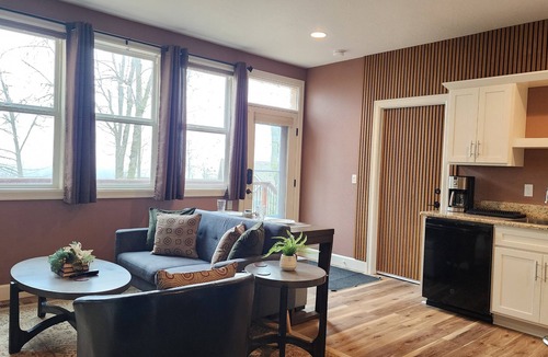 Thurston Apartment | Upscale 2-bedroom Daylight Apartment in Springfield