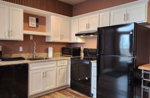 Thurston Apartment | Upscale 2-bedroom Daylight Apartment in Springfield