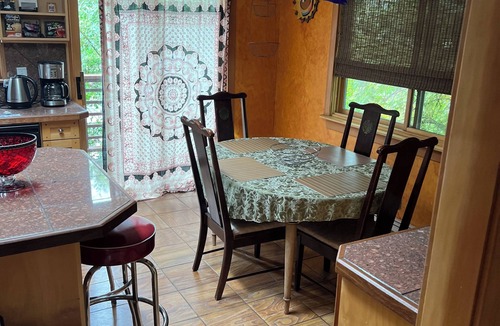 Newlands House | Upscale 2+ BR Near Downtown, Mountains, Shops and everything else!