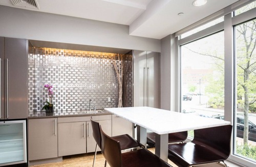 Cambridge Apartment | Upscale 2B w/W/D. Lots of amentities; Gym, Theatre, Pool. by Blueground