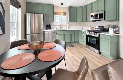 Palmer House | Upscale 2bd Getaway w/WiFi, Laundry, Full Kitchen!