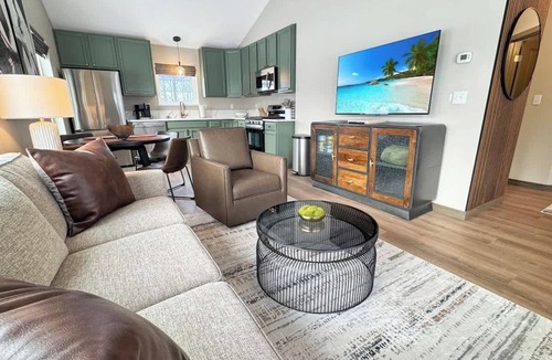Palmer House | Upscale 2bd Getaway w/WiFi, Laundry, Full Kitchen!