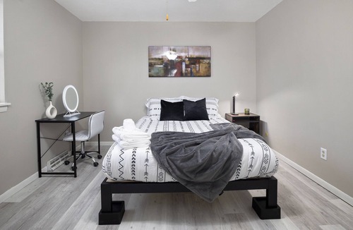 Brookline Station Apartment | ✵ Upscale 2BR/2BA Apt - South Springfield ✵