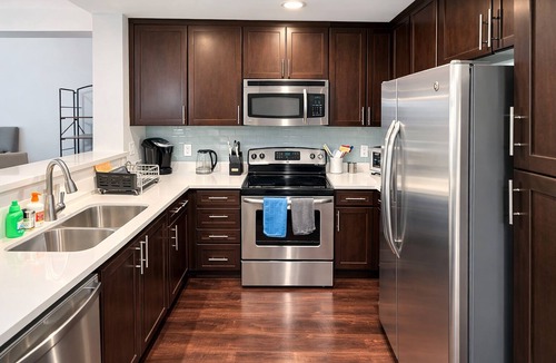 Westwood Apartment | Upscale 2BR/2BA Wilshire Corridor 30+ Nights Pool, Concierge & Fast WiFi