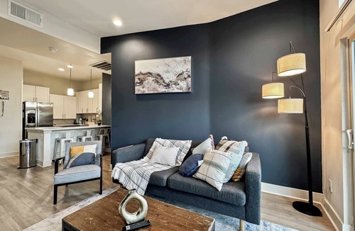 Deep Ellum Apartment | Upscale 2BR Deep Ellum | Pool, Gym & Free Parking