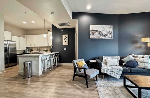 Deep Ellum Apartment | Upscale 2BR Deep Ellum | Pool, Gym & Free Parking