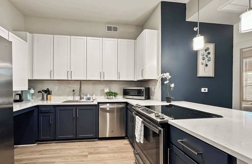 Deep Ellum Apartment | Upscale 2BR Deep Ellum | Pool, Gym & Free Parking