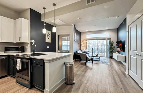 Deep Ellum Apartment | Upscale 2BR Deep Ellum | Pool, Gym & Free Parking