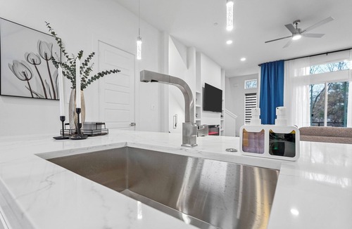 Dallas House | Upscale 2BR Hideaway, Ensuite Bliss, Pet-Friendly