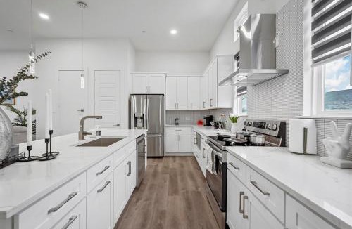 Dallas House | Upscale 2BR Hideaway, Ensuite Bliss, Pet-Friendly
