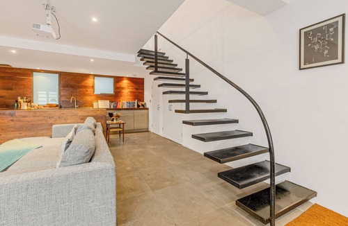 Notting Dale Apartment | Upscale 2BR Maisonette with Views in Notting Hill