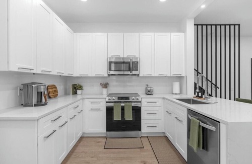 Casselberry House | Upscale 3/2 Townhome | King Bed | Patio | Wifi