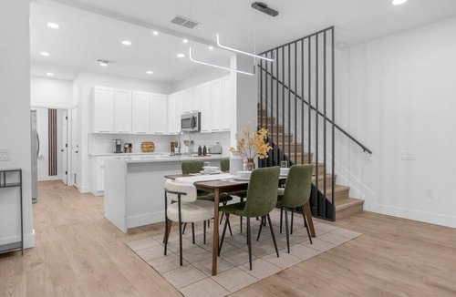 Casselberry House | Upscale 3/2 Townhome | King Bed | Patio | Wifi