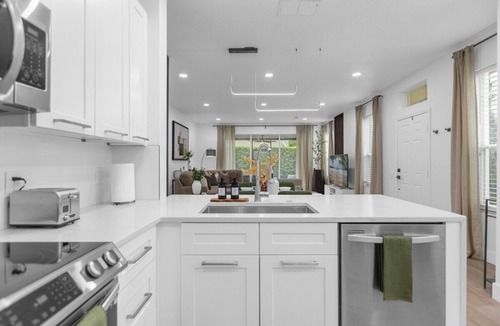 Casselberry House | Upscale 3/2 Townhome | King Bed | Patio | Wifi