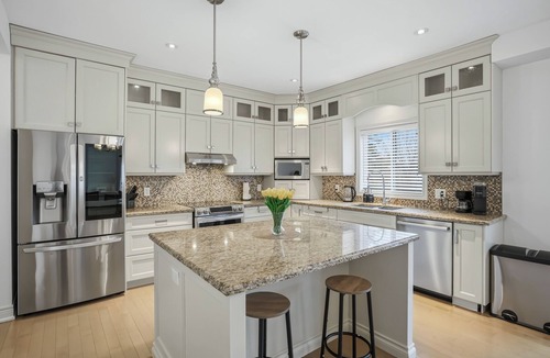 Welland House | Upscale 3 Bedroom Welland Retreat with Parking
